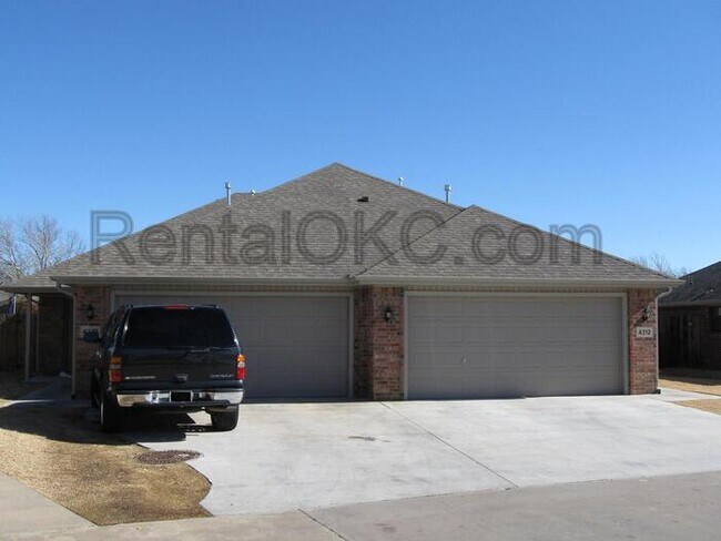 Primary Photo - Great 2 bed/1 bath South OKC Duplex