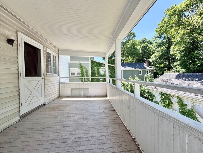 Building Photo - 3 Bedroom Apartment Superior South End Location Burlington Available 7/1
