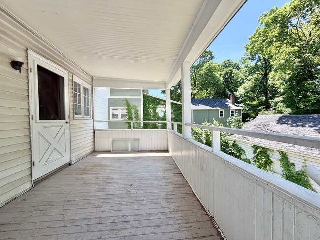 Building Photo - 3 Bedroom Apartment Superior South End Location Burlington Available 7/1! OFF STREET PARKING + LA...