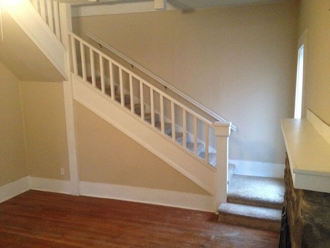 Building Photo - *Pre-Leasing* | Quaint Cottage Close to Everything!