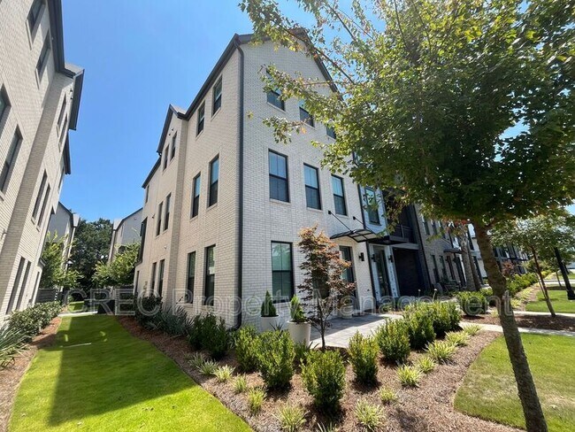 Building Photo - 1636 Florentia St