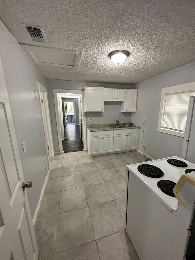 Building Photo - Fully Renovated 2/1 Single Family Available Now!