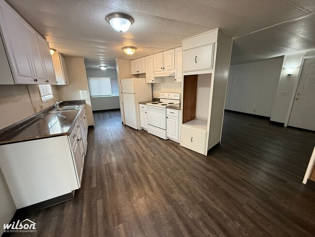 Building Photo - 3bd/2ba Home with a Large Yard - Near Randall Park!