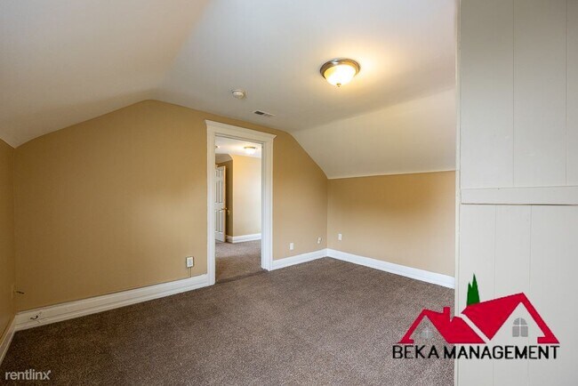Building Photo - 2 br, 1 bath Triplex - 19336 Martin Rd Apt 3