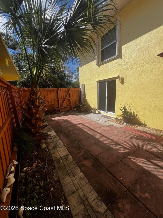 Building Photo - 11195 Roseland Rd