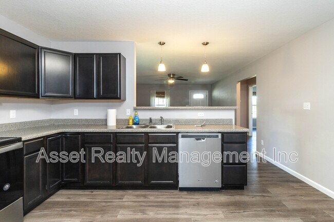 Building Photo - 524 Midlake Dr NE