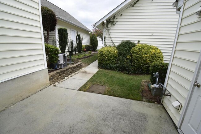 Building Photo - 1077 Woodglen Ln