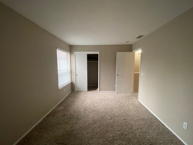 Building Photo - Updated 2 Bedroom Townhome