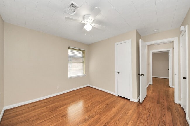 Building Photo - 2215 Gardenia Dr