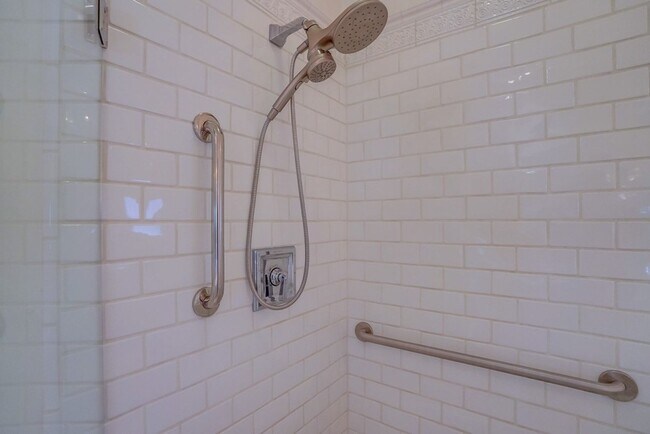 Building Photo - Beautiful 4 Bed/4 Bath Family Home w/pool - Upcoming and available at the end of April!