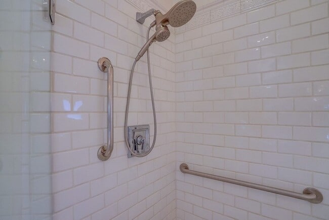 Building Photo - Beautiful 4 Bed/4 Bath Family Home w/pool Available Now!!