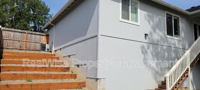 Building Photo - 1775 Daffodil Ln