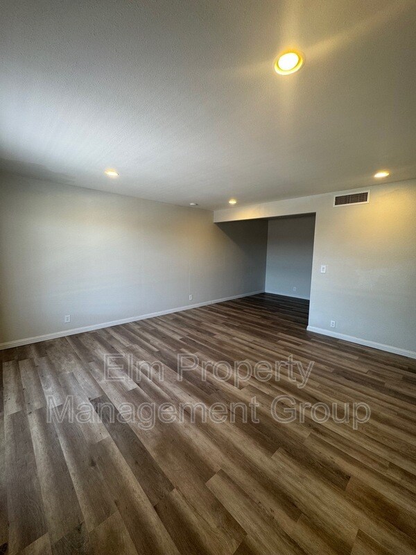 Building Photo - 615 S Royal Crest Cir