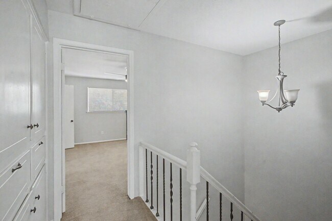 Building Photo - 413 W Semands Ave