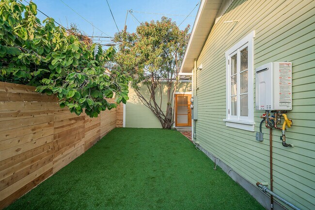 Building Photo - 511 Micheltorena St