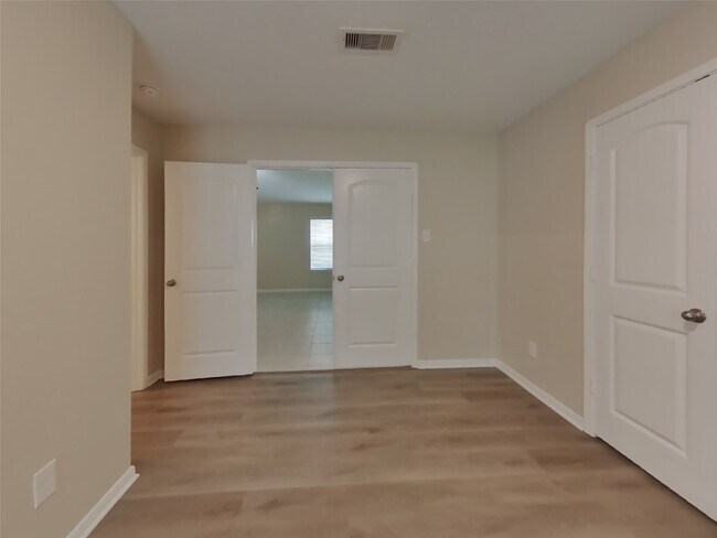 Building Photo - 805 Painted Bison Dr