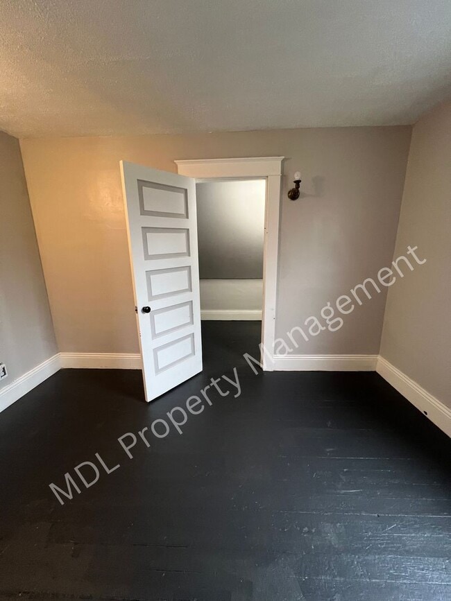 Building Photo - Spacious 5-Bedroom Home- This won't last l...