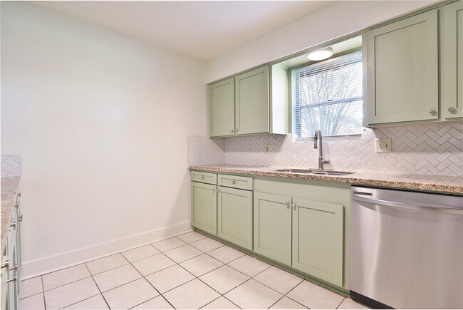 Building Photo - 606 Venice St