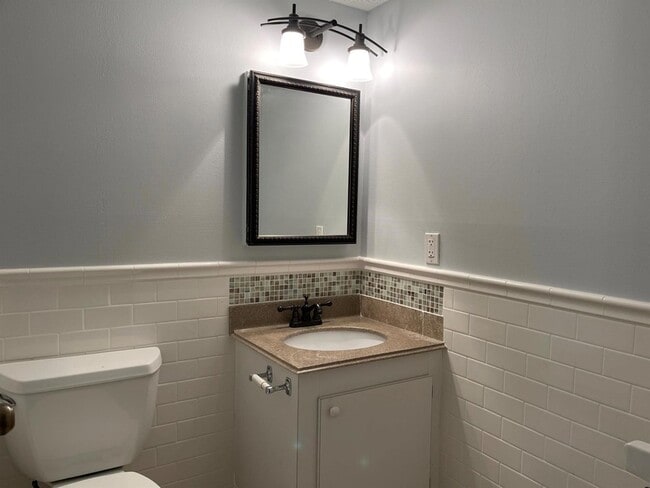 Building Photo - 1850 Fairview Villas Dr