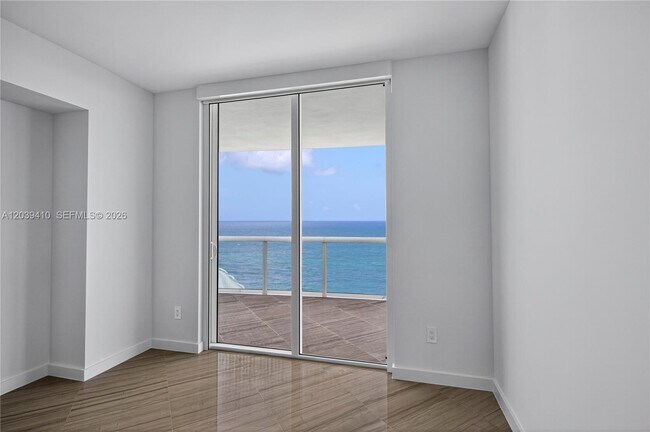 Building Photo - 2711 S Ocean Dr