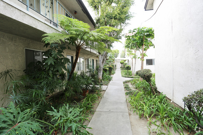 Courtyard - Kimberly Apartments
