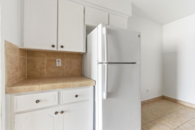 Building Photo - 616 S Irwin St