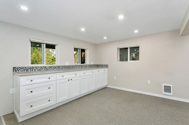 Building Photo - 2 bd 1 bath Apartment-entire bottom floor