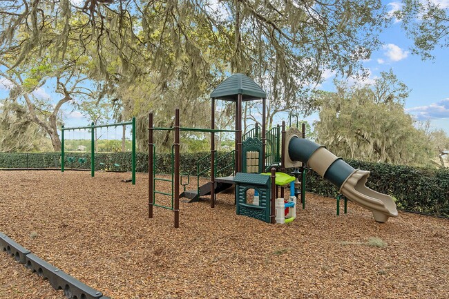 Building Photo - RENOVATED 5 BEDROOM FENCED IN, GOLF FRONTA...