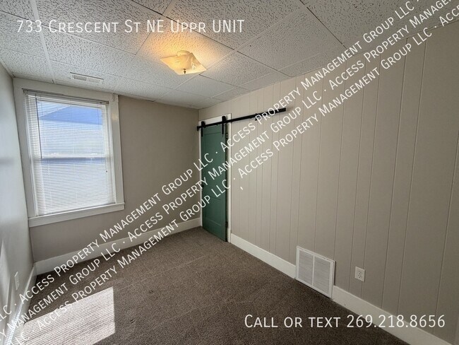 Building Photo - 733 Crescent St NE
