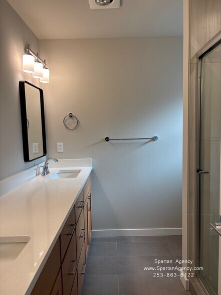 Building Photo - 507 15th St SE