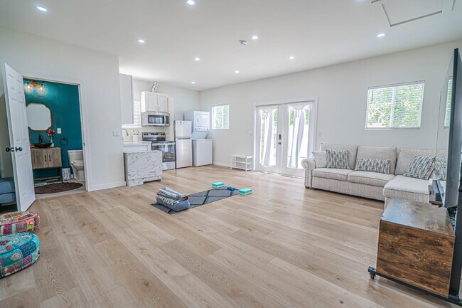 Building Photo - Studio ADU – Private Yard & Modern Finishes!