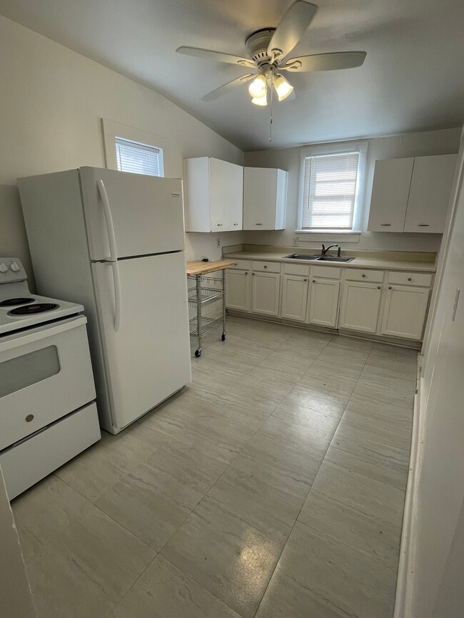 Building Photo - 1304 Helios Ave