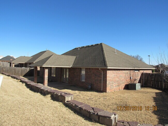 Building Photo - BEAUTIFUL HOME IN WOLFCREEK AREA!!!