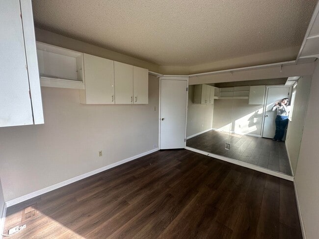 Building Photo - 2 Bed 1.5 bath townhome