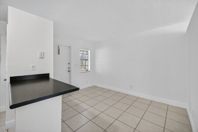 Building Photo - QUICK MOVE IN - FIRST MONTH FREE | Bright & Modern 1-Bedroom Apartment in Prime Oakland Park Loca...