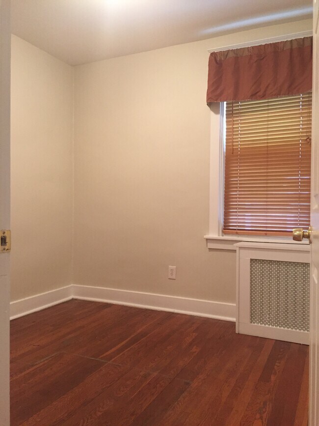 Building Photo - 2528 Beechwood Blvd