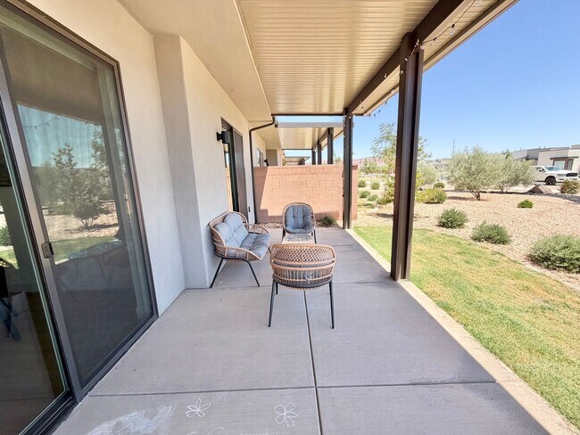 Building Photo - 2932 E Snowberry Dr