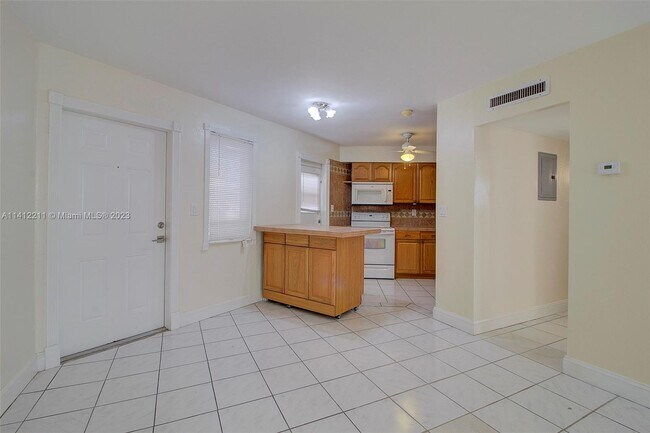 Building Photo - 1611 NE Miami Gardens Dr