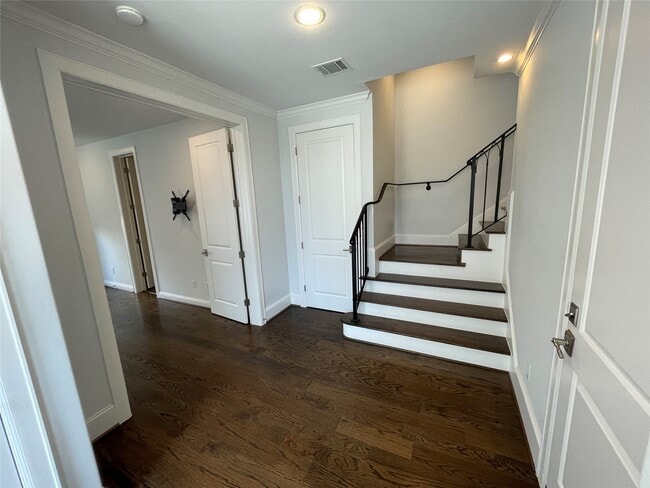 Building Photo - 15622 Broad St