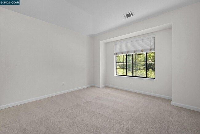 Building Photo - 5012 Lakeview Dr