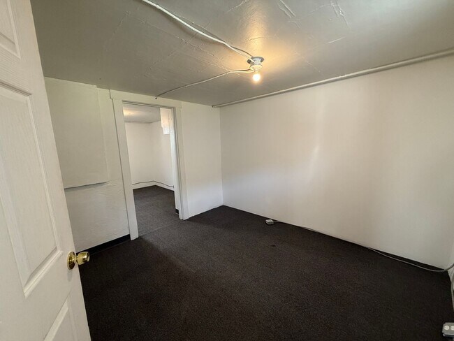 Building Photo - Three bedrooms, one bathroom, pet friendly, one car detached garage!