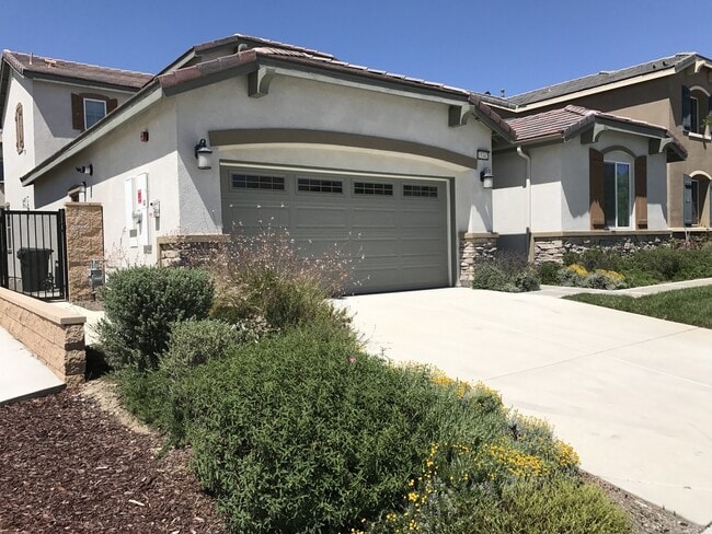 Building Photo - Private large 4 bed NextGen, with double living rooms, kitchens and laundries.