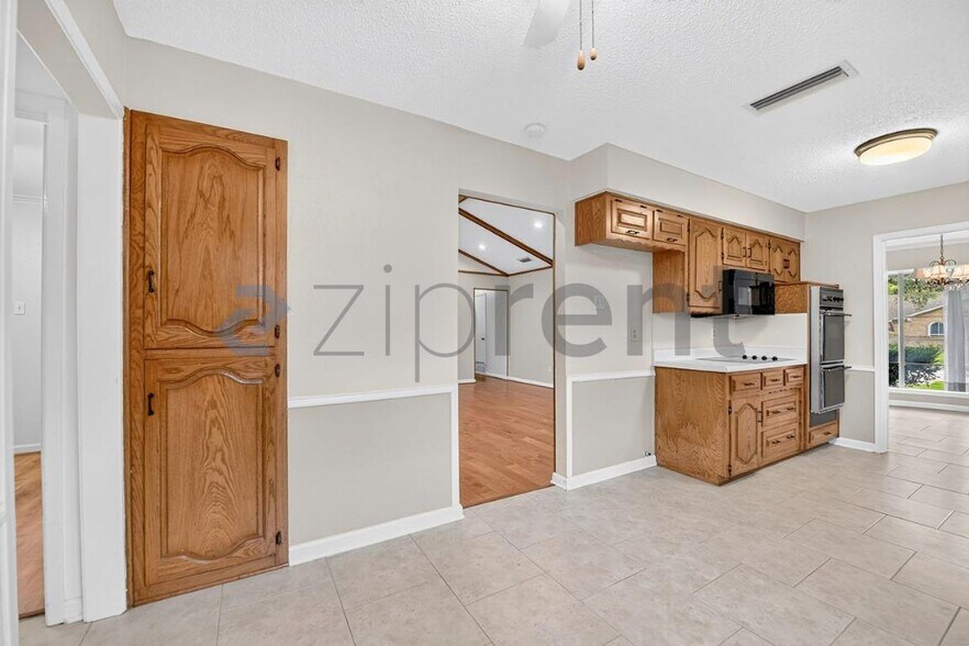 Building Photo - Unit