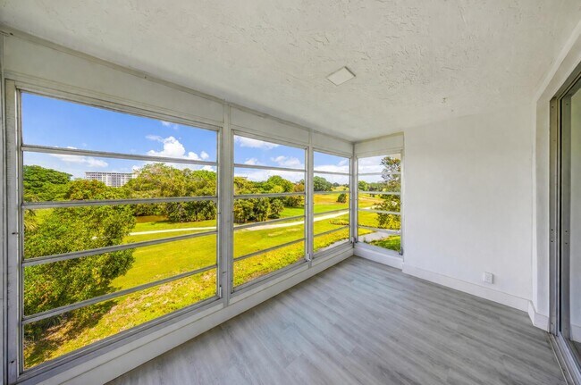 Building Photo - 3151 S Palm Aire Dr