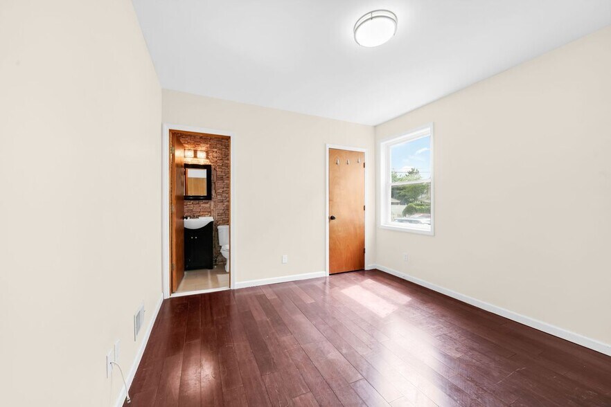 Building Photo - 620 McGillvray Pl