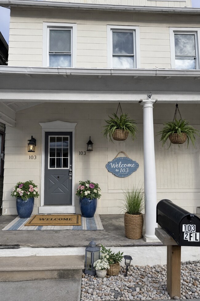 Building Photo - 103 W 2nd St