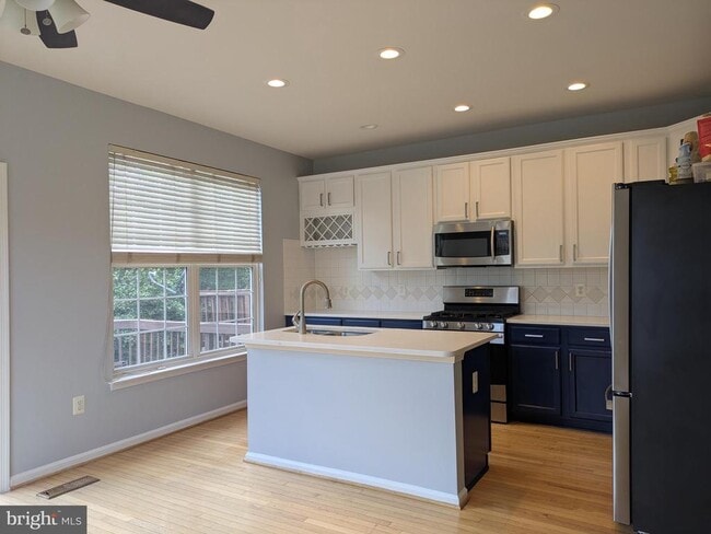 Building Photo - 21785 Brondesbury Park Terrace