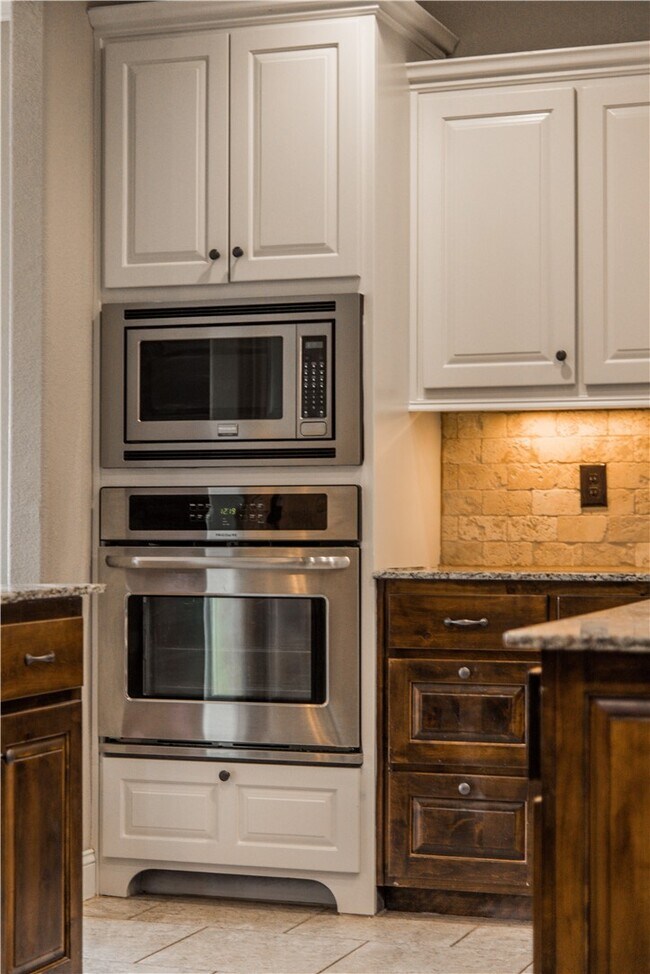 Building Photo - 6101 W Woodbine Dr