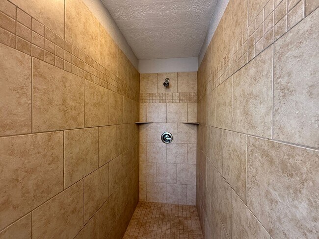 Building Photo - Convenience and Charm Meet! 4 bedroom