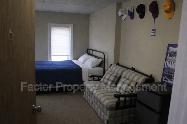 Building Photo - 328 N 6th St